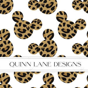 Puede incluir: Un patrón repetido de formas de cabeza de Mickey Mouse con estampado de leopardo marrón y negro sobre un fondo blanco. El texto "QUINN LANE DESIGNS" se muestra en un rectángulo blanco en la parte inferior de la imagen.