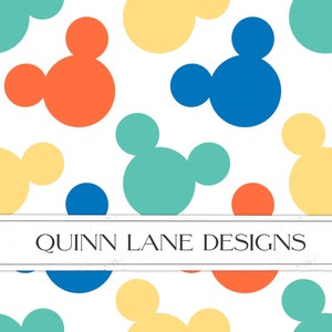 Op de afbeelding: Een naadloos patroon met kleurrijke Mickey Mouse-koppen in geel, blauw, groen en oranje. Het patroon is op een witte achtergrond. De tekst "QUINN LANE DESIGNS" staat onderaan de afbeelding.