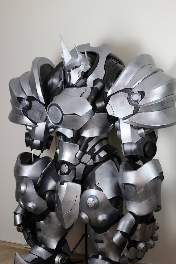 Iron Crusader Armor – Bold Futuristic Knight Cosplay Costume for Conventions and Events
