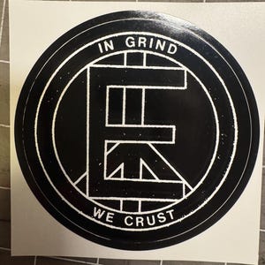 In GRIND We CRUST - Cirkelklistermärke