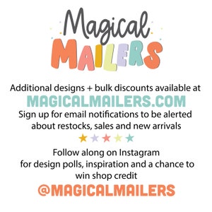 Puede incluir: Un dise&ntilde;o gr&aacute;fico colorido para un negocio llamado "Magical Mailers". El texto est&aacute; en una fuente caprichosa e incluye la direcci&oacute;n del sitio web "MAGICALMAILERS.COM". La imagen tambi&eacute;n incluye una llamada a la acci&oacute;n para seguir al negocio en Instagram en "@MAGICALMAILERS".