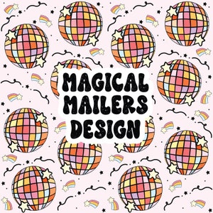 Op de afbeelding: Een roze achtergrond met een herhalend patroon van discoballen, sterren en regenboogkleurige swirls. De tekst "MAGICAL MAILERS DESIGN" staat in het midden van de afbeelding.