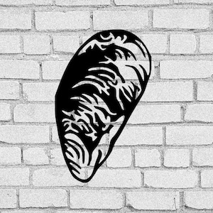 Può includere: Illustrazione in bianco e nero di un singolo guscio di ostrica su uno sfondo di muro di mattoni bianchi.