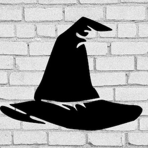 以下が含まれることがあります： 白いレンガの壁を背景に、尖った先端と広い縁のある黒い魔女の帽子