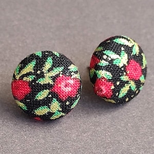 Rosen Garten Knopf Ohrringe. Feminine Blüten Ohrstecker. Statement Blumenschmuck. Bunte Stoffohrringe. Frühlingsgeschenk für Frauen unter 10 Jahren.