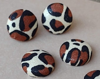 Orecchini a bottone con stampa leopardata. Borchie con animali. Gioielli a macchie di leopardo. Moda animale. Regali per donne sotto i 10 anni. Orecchini in tessuto impertinenti