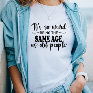 É tão estranho ter a mesma idade dos idosos engraçado sarcástico humorístico camiseta caneca dizendo pessoas idosas assinar a mesma idade dizendo