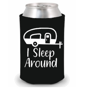 Eu durmo ao redor acampando diversão de verão camiseta sarcástica koozie sinal download instantâneo arquivo de corte cricut svg jpg imprimível png transparente dxf cadeado