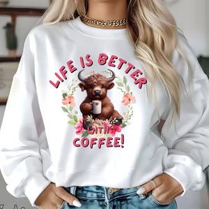 La vita è migliore con il caffè. Baby Highlander Graphic Design, DTF, PNG trasparente, Clipart Sublimazione. Idea regalo perfetta per la sua mamma.