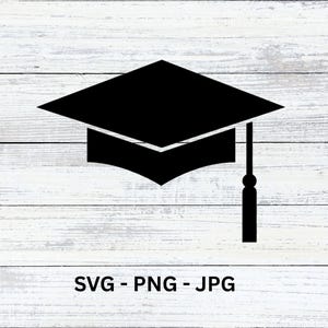 Może przedstawiać: Czarna sylwetka czapki absolwenta z chwostem, na białym i szarym tle z usłojeniem drewna. Obraz zawiera tekst "SVG - PNG - JPG" na dole, wskazujący formaty plików.