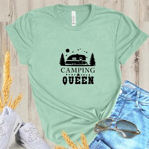 Reina del camping, camiseta de camping, vida en RV, vida en camping, camiseta de glamping, SVG de jubilación, amante de la naturaleza, SVG de senderismo, camiseta divertida para actividades al aire libre, regalo para mamá