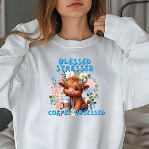 Gesegneter, gestresster Kaffee besessener Baby Highlander Grafikdesign, DTF, PNG Transparent, Clipart Sublimation Perfekte Geschenkidee für Ihre Mutter