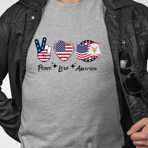 4 juli America Peace Love grafisch T-shirtontwerp - transparante PNG-afbeelding voor sublimatie en DTF-bestand voor directe overdracht