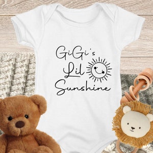 GiGis Lil Sunshine Baby Kleinkind Junge Mädchen One Piece Zeichen Sofortiger Download Cricut SVG geschnitten Datei JPG druckbare PNG Trans DxF Silhouette Cameo