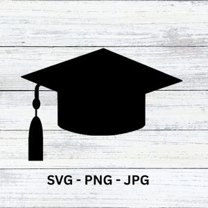 Może przedstawiać: Czarna sylwetka czapki absolwenta z chwostem, na tle biało-szarego tła z usłojeniem drewna. Tekst "SVG - PNG - JPG" jest wyświetlany na dole. Idealny do projektów związanych z ukończeniem studiów.