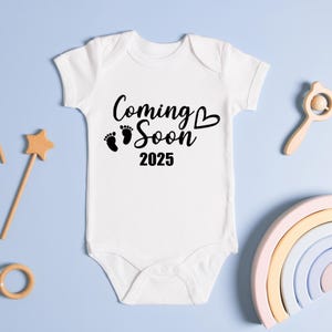 Bientôt 2025 Faire-part de bébé en téléchargement immédiat Cricut SVG coupe fichier JPG PNG imprimable Trans Silhouette camée