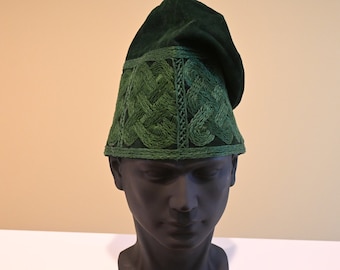 Fila de terciopelo moderno. Sombrero tradicional de hombre de África occidental.