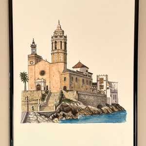 Könnte beinhalten: Aquarellgemälde einer Kirche auf einer felsigen Klippe mit Blick auf das Meer. Die Kirche hat einen hohen Glockenturm und eine rosafarbene Fassade. Das Gemälde ist in Schwarz gerahmt.