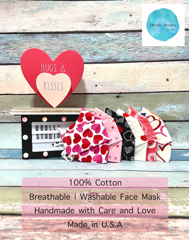 Puede incluir: Un conjunto de cinco mascarillas faciales con tem&aacute;tica de San Valent&iacute;n hechas de 100% algod&oacute;n. Las mascarillas presentan diferentes patrones de corazones y remolinos en rosa, rojo, blanco y negro. Las mascarillas est&aacute;n hechas a mano con cuidado y amor y est&aacute;n hechas en los Estados Unidos. El texto "HUGS & KISSES" es visible en la imagen.
