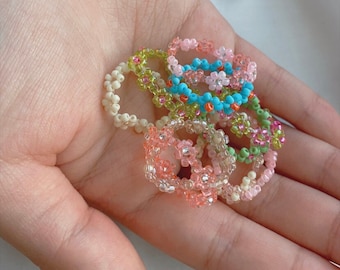 Spring time Daisy Ring, Daisy Ring, Flower Bead Rings, Gifts for her, Mom Gift, Mother's Day Gift, Valentines Day Gift, Trendy Jewelry