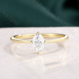 Solitario Anillo de compromiso Anillo ovalado Moissanite Dainty Moissanite Anillo Prong Set Anillo Oro amarillo macizo Joyería única hecha a mano