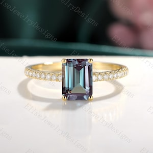 Anillo de alejandrita de talla esmeralda de 2 quilates, anillo de compromiso, anillo de alejandrita vintage, anillo de alejandrita de oro amarillo, anillo apilable, regalo de cumpleaños
