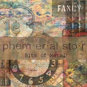Może przedstawiać: Kolaż w stylu vintage z tarczą zegara, znakiem z napisem "Candy 1c" oraz tekstem "ephemeral story" i "Bits of Metal". Obraz ma postarzony, warstwowy wygląd z połączeniem kolorów i faktur.