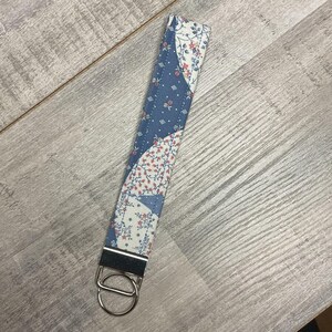 Blau Blumen Patchwork Schlüsselanhänger Armband, Stoff Schlüsselanhänger, Cottagecore Schlüsselanhänger, Armband Schlüsselanhänger, Geschenk für Sie