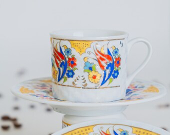 Ensemble de tasses en porcelaine de 3 onces avec soucoupes Tasses à café turques Iznik Inscriptions dorées Tasses à expresso Tasse à café grecque Ensemble à café arabe floral