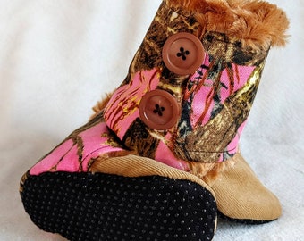 Pink camo stay on boots,Baby Stay on Boots, Baby booties, baby shower Gift, Baby winter boots, Slippers, Booties, Girl booties, Baby boots.