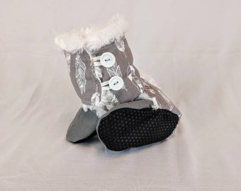 Plume rester sur les bottes de bébé, bébé rester sur les bottes, chaussons pour bébé, cadeau de baby shower, bottes d’hiver pour bébé, pantoufles, chaussons, bottes pour bébé.