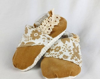 Baby stay on mocs,Baby slippers.  Baby shower Gift, Baby shoes, Handmade baby shoes.