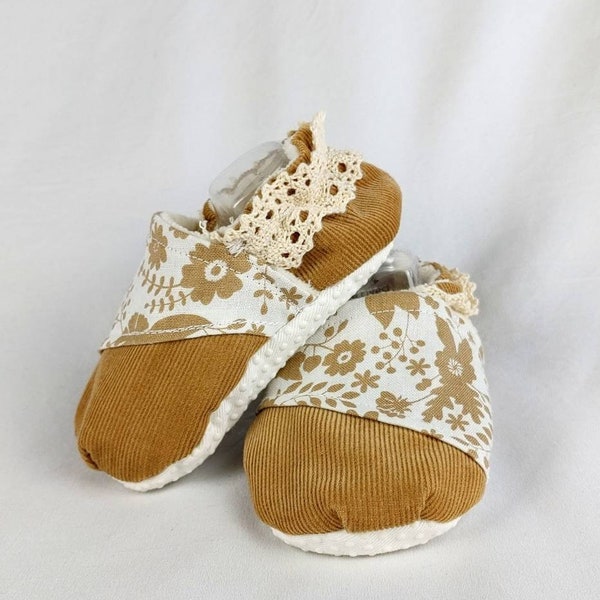 Baby stay on mocs,Baby slippers.  Baby shower Gift, Baby shoes, Handmade baby shoes.