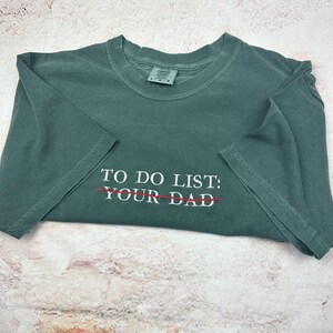 Broderad rolig t-shirt med "att göra-lista". Din pappa-tröja. Komfortfärger (PAPPA) bild 2