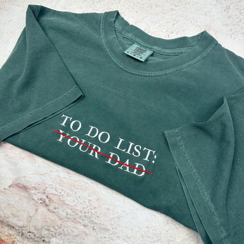 Broderad rolig t-shirt med "att göra-lista". Din pappa-tröja. Komfortfärger (PAPPA) bild 1