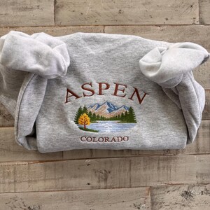 Custom City Embroidered Sweatshirt, Aspen Colorado Mountain Crewneck, Personalized Travel Gift, State Souvenir Sweatshirt, Choose Your City image 6