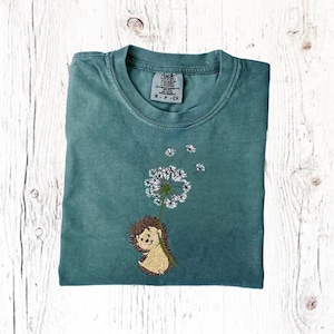 Besticktes Igel Shirt - Komfort Farben T-Shirt, Natur Tier Stickerei, süßes Wald Geschenk - Granola Girl