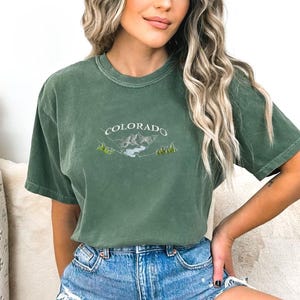 Komfort Farben Colorado gesticktes Berg T-Shirt - Rocky Adventure Tee - personalisierte Geschenkoption. Bild 2