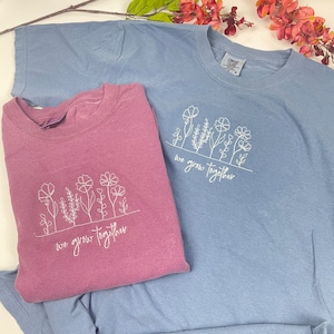 Camiseta con flores silvestres bordadas y colores cómodos: camiseta floral para mujer