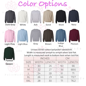 Puede incluir: Un gr&aacute;fico que muestra las opciones de color y la tabla de tallas para una sudadera unisex 50/50 algod&oacute;n/poli&eacute;ster. Los colores incluyen gris oscuro, blanco, ceniza, arena, negro, azul marino, rosa claro, azul claro, gris, marr&oacute;n, azul &iacute;ndigo, granate y verde bosque. La tabla de tallas muestra las medidas de ancho y largo en pulgadas y cent&iacute;metros para las tallas S, M, L, XL y XXL.