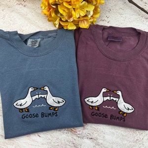 T-shirt met comfortabele kleuren geborduurde gans - grappig kippenvelshirt