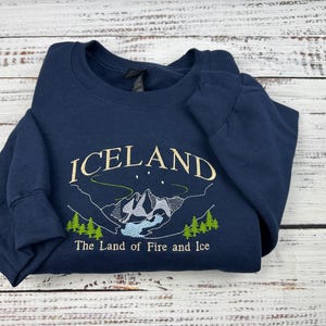 Sudadera bordada de Islandia: La tierra del fuego y el hielo. Regalo ideal para viajeros. imagen 7