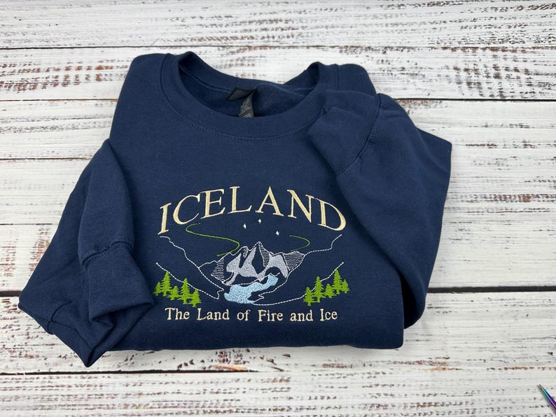 Sudadera bordada de Islandia: La tierra del fuego y el hielo. Regalo ideal para viajeros. imagen 7