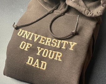 Universität Deines Vaters bestickter Hoodie - Unisex-Sweatshirt (DAD HOODIE)