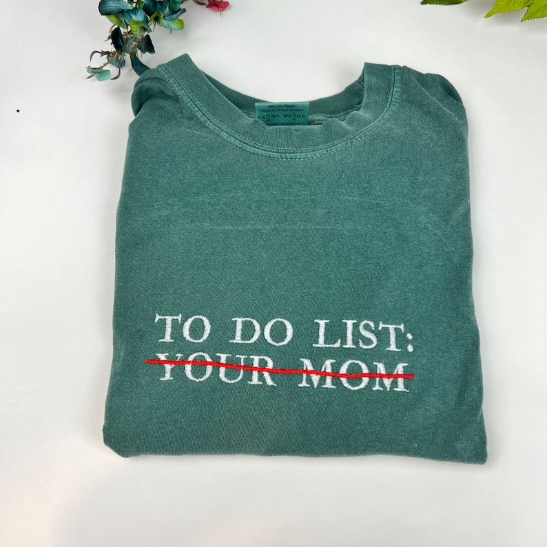 Broderad rolig t-shirt med "att göra-lista". Din pappa-tröja. Komfortfärger (PAPPA) bild 4