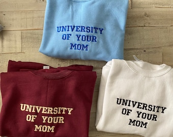 Universität Ihrer Mutter besticktes Sweatshirt - Unisex Sweatshirt (MOM)