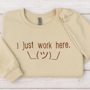 Sudadera bordada "Solo trabajo aquí" - Camisa de trabajo divertida - Sudadera con capucha sarcástica - Regalo divertido