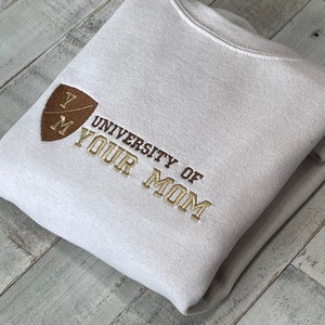 Sudadera bordada "Universidad de tu mamá" - Camiseta divertida para mujer/hombre (Y/M)