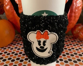 Listo para enviar crochet Minnie Mouse Ghost Disney Inspired Halloween Cup Cozy para la temporada espeluznante, Oogie Boogie Bash y Halloween Time