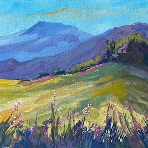 Op de afbeelding: Aquarel schilderij van een berglandschap. Het kunstwerk toont glooiende groene heuvels, paarse bergen en een blauwe lucht. Wilde bloemen in roze en paars staan op de voorgrond. De schildering is rechtsonder gesigneerd.